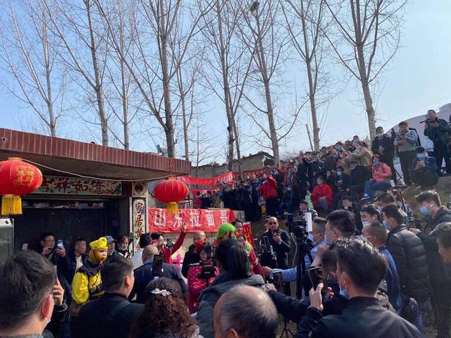 阿今拉面屋攻略（拉面哥家院门口有多热闹每隔1小时他都要打开门）