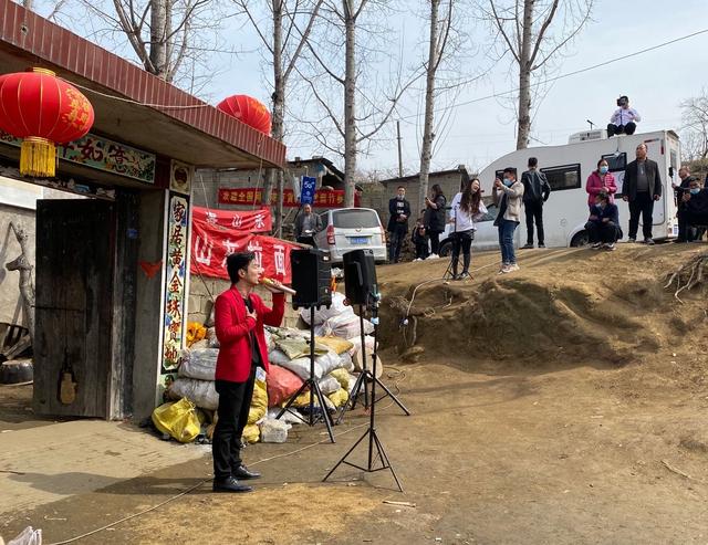 拉面哥家院门口有多热闹？每隔1小时他都要打开门，与上百名围观主播打招呼，有人靠出租WiFi赚钱