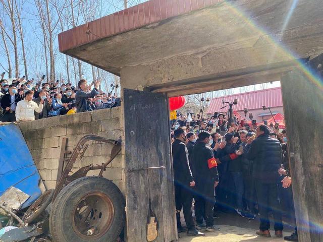 拉面哥家院门口有多热闹？每隔1小时他都要打开门，与上百名围观主播打招呼，有人靠出租WiFi赚钱