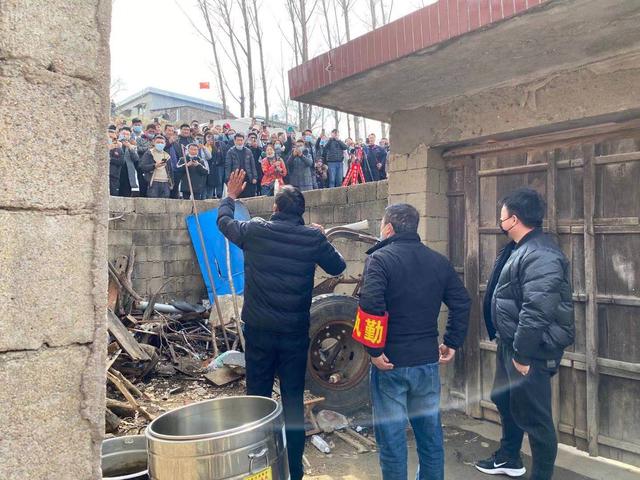 拉面哥家院门口有多热闹？每隔1小时他都要打开门，与上百名围观主播打招呼，有人靠出租WiFi赚钱