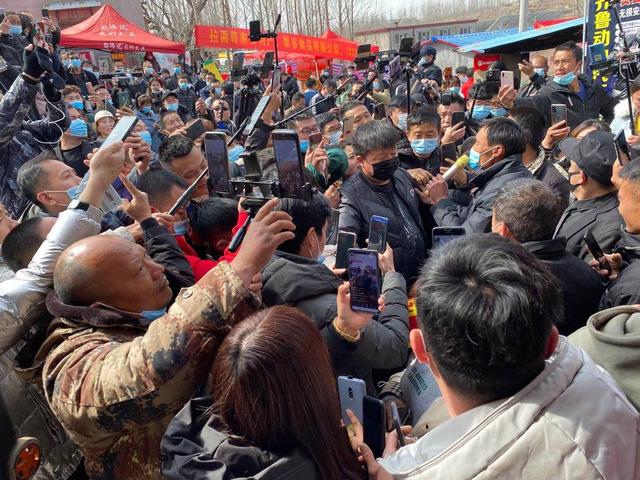 拉面哥家院门口有多热闹？每隔1小时他都要打开门，与上百名围观主播打招呼，有人靠出租WiFi赚钱