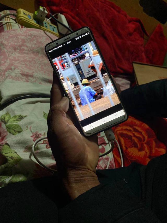 拉面哥家院门口有多热闹？每隔1小时他都要打开门，与上百名围观主播打招呼，有人靠出租WiFi赚钱