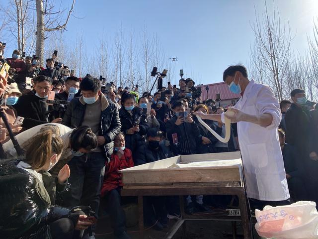 拉面哥家院门口有多热闹？每隔1小时他都要打开门，与上百名围观主播打招呼，有人靠出租WiFi赚钱