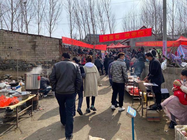 拉面哥家院门口有多热闹？每隔1小时他都要打开门，与上百名围观主播打招呼，有人靠出租WiFi赚钱