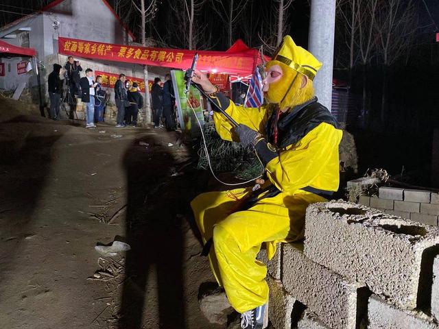 拉面哥家院门口有多热闹？每隔1小时他都要打开门，与上百名围观主播打招呼，有人靠出租WiFi赚钱