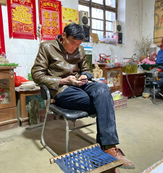 拉面哥家院门口有多热闹？每隔1小时他都要打开门，与上百名围观主播打招呼，有人靠出租WiFi赚钱