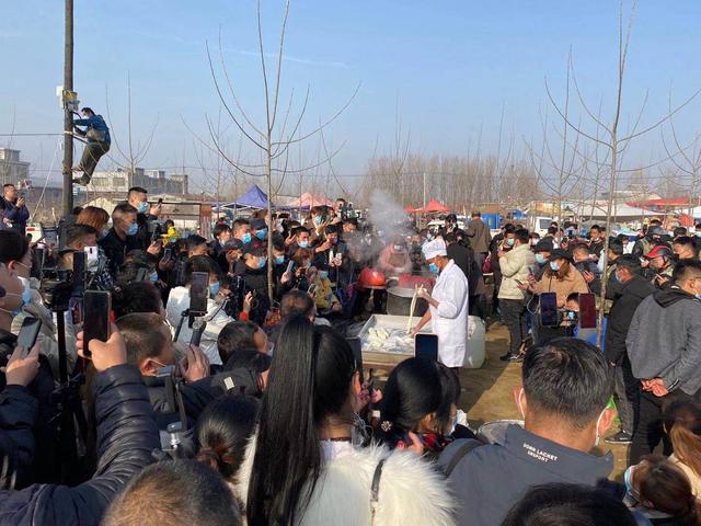 拉面哥家院门口有多热闹？每隔1小时他都要打开门，与上百名围观主播打招呼，有人靠出租WiFi赚钱