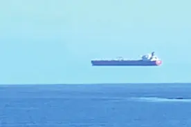 英国一男子看到一艘巨轮悬浮在半空中，专家解释称是海市蜃楼现象图片