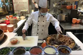 她力量丨大厨高宁：掌勺33年的食材“司令”图片