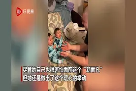 美国双胞胎姐妹被剃光头的爸爸吓哭 女孩伸手保护姐妹超暖心图片