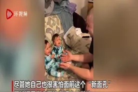 美国双胞胎姐妹被剃光头的爸爸吓哭 女孩伸手保护姐妹超暖心图片