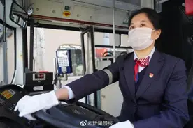 “我觉得女同志开公交车特别潇洒！”这条单程22公里的线路上，她是唯一的女驾驶员图片