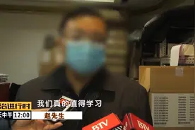外卖小哥捡到一个包裹 里面装有9部高档手机图片