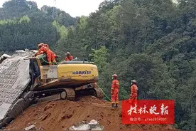 桂林一挖掘机作业时房屋突然坍塌，司机被困图片