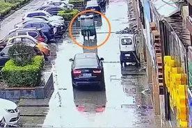 诡异一幕！电动三轮在无人状态下突然自己启动，奥迪女车主无辜躺枪图片