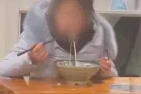 餐馆老板发现女子在吃别人的剩饭，冲上前制止，随后举动太暖心图片