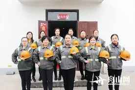 跻身全国三八红旗集体 集卡女司机闯码头图片