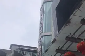 四川简阳一商场电梯发生故障，女童扒开电梯门从4楼坠落，砸中一男童图片