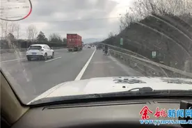 奇葩！大巴车随意甩客在余姚服务区，8人拉着行李走在高速路上图片