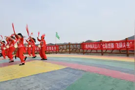 诸城市桃林镇举办“庆三八，七彩炫舞飞扬人生”广场舞大赛图片