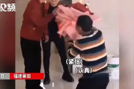 爷爷紧张下跪送花给奶奶仪式感十足 网友：这波狗粮吃饱了图片