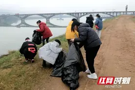 澧县城头山镇中学：学雷锋 做环保 守护澧水河图片