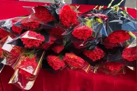 高校为700余位女老师送上鲜花：向她们表达敬意视频封面