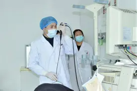 乳山一男子支气管阻塞，医生取出异物后发现竟为牙齿图片