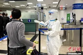 厦门边检夫妻同袍战疫 把“警察蓝”穿成“情侣装”图片