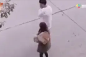 女子与男友街头吵架猛扇对方一巴掌，接下来的一幕有点“可爱”图片