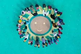 江苏泰州：幼儿园小朋友为妈妈制作礼物 致敬“最美妈妈”图片