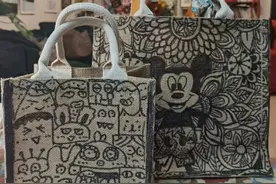 “全球唯一！”杭州男娃给妈妈送包包，上万网友炸锅：爱马仕丝巾都配不上啊图片