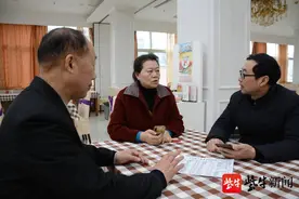 兴化“爱心妈妈”姚小琴
用慈善“照亮”寒门学子人生路图片
