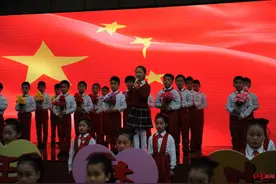 成都市实验小学师生国旗下讲话，向祖国母亲“比心”图片