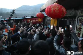 游荡在乡村的网红主播：谁火我蹭谁，越骂我越火图片