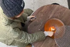 邓超俯拍孙俪蹲地上烤红薯唤其去拍戏，网友：有种你别吃图片