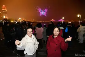 致敬巾帼，千架无人机编队表演点亮江城图片