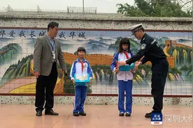 深圳两学生鞠躬点头致谢礼让车主视频走红，网友赞一道风景图片