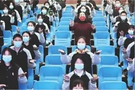 不一样的升旗仪式 他们用心用手“唱”响国歌图片