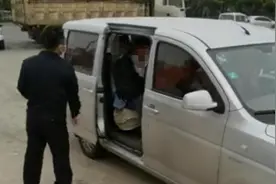 “神车”在快速车流中显得有些笨重，打开车门吓了一跳图片