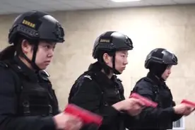三位北京超美女特警，人送外号“铁血女警花”图片