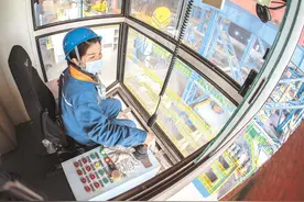 鄂钢女工用起重机干绣花活 天车“玫瑰”绽放在30米高空图片