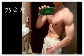 白敬亭晒半裸上身照秀肌肉 回复让粉丝“克制”图片