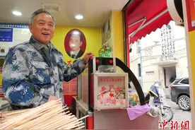 长沙“鱿鱼哥”边还债边助学：帮别人是件幸福的事图片