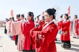 酒泉敦煌市：玉门关前汉服秀 穿越千年迎“三八”图片