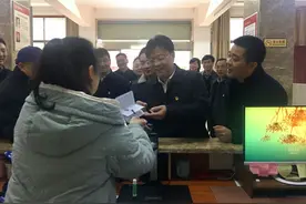 张值恒深入社区参加志愿服务活动图片