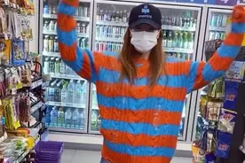 逛便利店听到自己新歌，泫雅与男友现场活力起舞图片