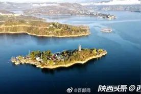 春天里的陕西丨安康汉滨：春日汉江美如画 茶农“画中”采茶忙图片