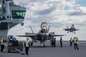 美媒：英军F-35战机数量被砍掉90架，两艘航母无法满编部署图片