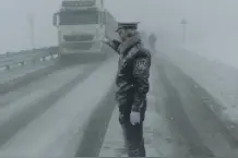 四川折多山上的“雪雕”交警找到了！他是24岁的藏族帅小伙图片